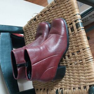 White mt. Ankle booties burgundy leather upper boots size 6.5